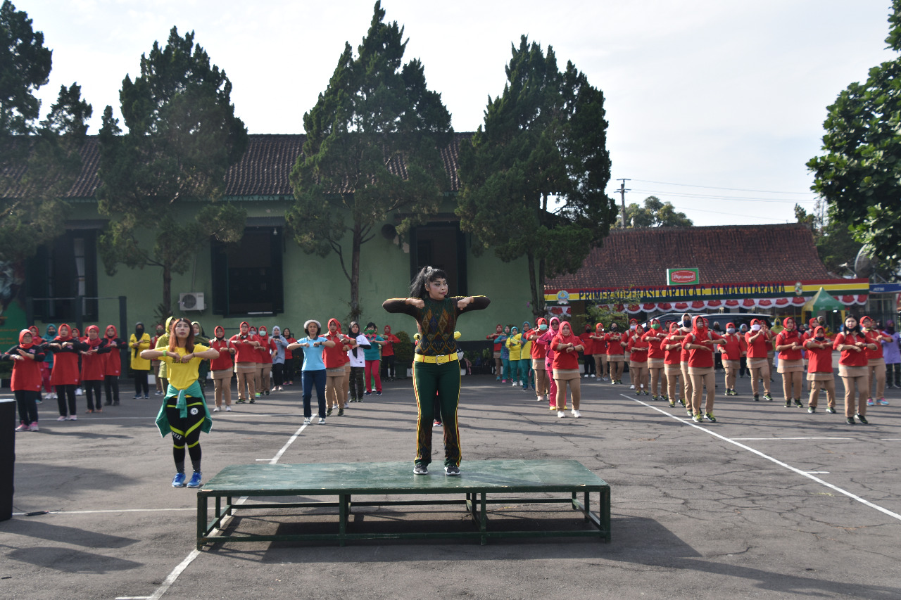 Persit Korem 073/Makutarama Jalin Keakraban Dengan Senam Bersama
